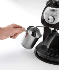 Système cappuccino de la cafetière Delonghi EC221.B
