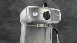 Machine à café au design compact et solide