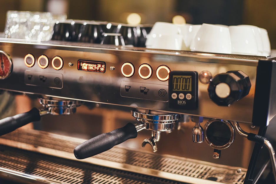 Parámetros, características y funcionalidad de una máquina de café empresarial.